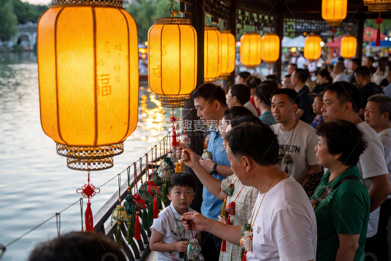 高清大图下载【趣麦麦图】-游人挂饰祈福夜景