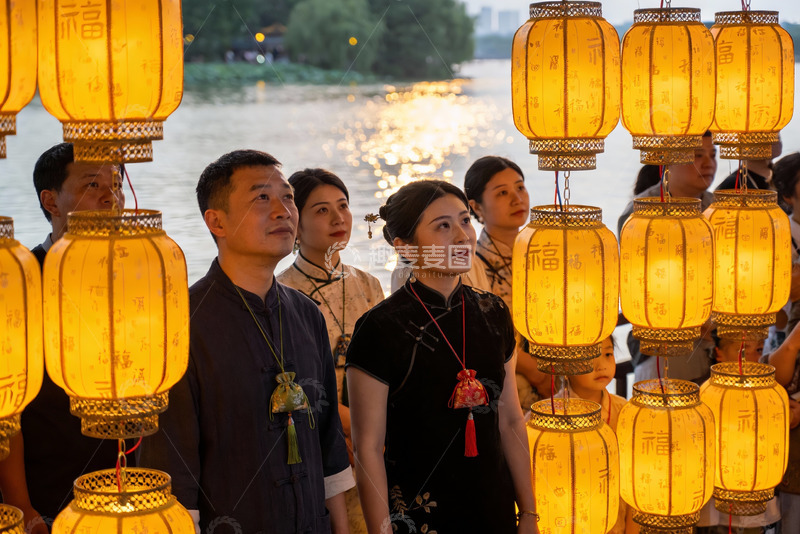 高清大图下载【趣麦麦图】夜游河畔赏灯笼人群