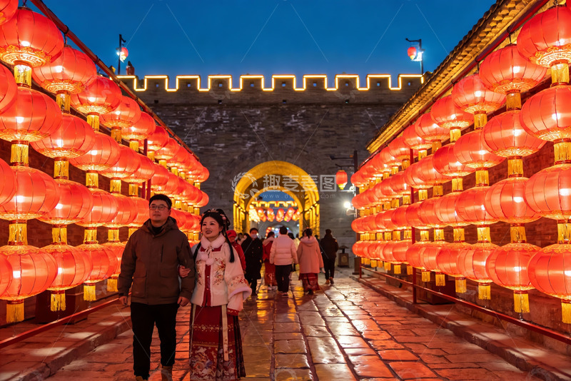高清大图下载【趣麦麦图】古街夜景红灯笼映衬行人