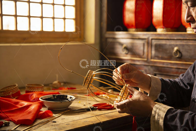 高清大图下载【趣麦麦图】匠人室内编织灯笼骨架