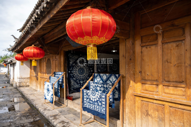 高清大图下载【趣麦麦图】古街木屋红灯笼与蓝印花布
