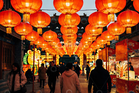 灯笼高挂夜市繁华景象