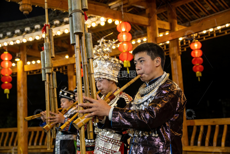 高清大图下载【趣麦麦图】民族乐器表演夜景