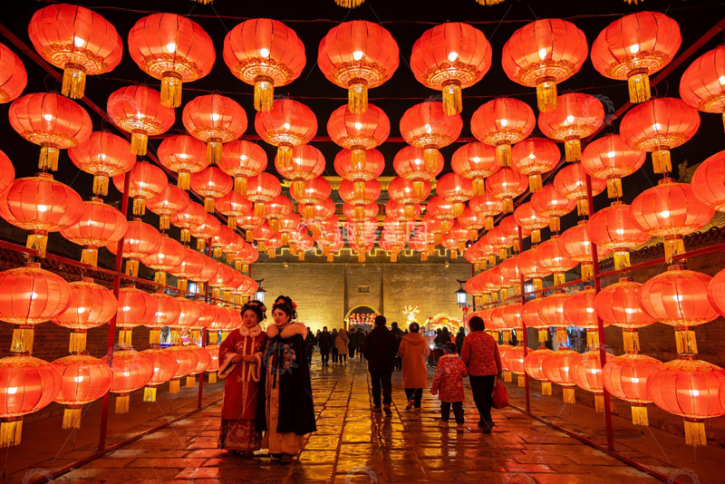 高清大图下载【趣麦麦图】夜游古街红灯笼高挂人群熙攘