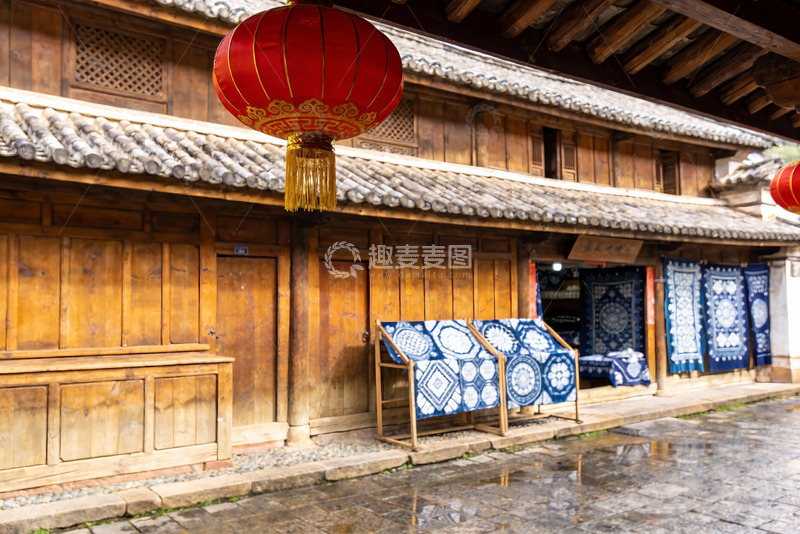 高清大图下载【趣麦麦图】古色古香建筑前的蓝印花布