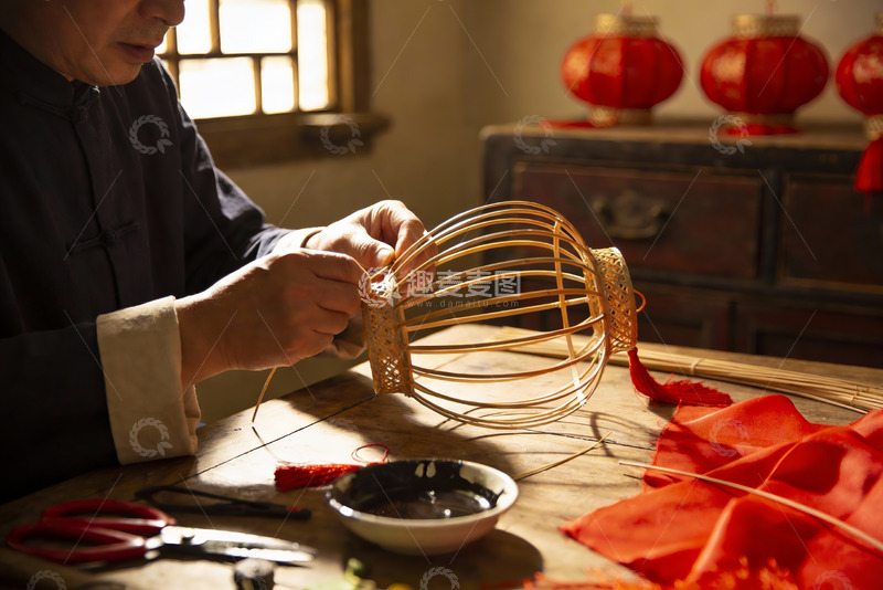 高清大图下载【趣麦麦图】匠人制作传统灯笼的场景