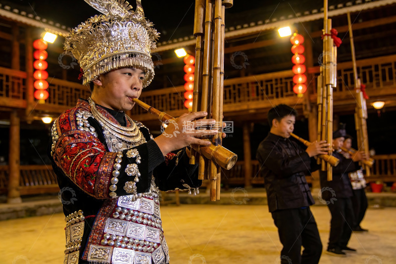 高清大图下载【趣麦麦图】民族服饰乐手演奏竹管乐器