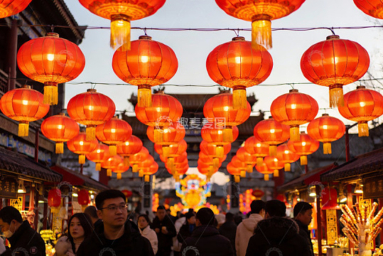 红灯笼高挂夜市热闹非凡