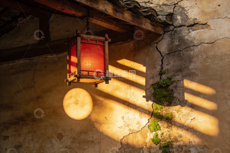 高清大图下载【趣麦麦图】古墙红灯笼光影静谧