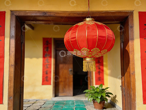 古色古香门廊挂红灯笼