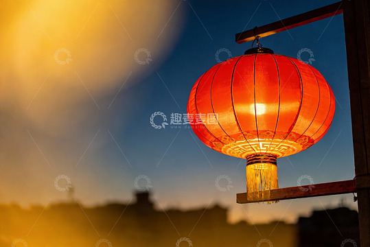 夜幕下的红灯笼高挂