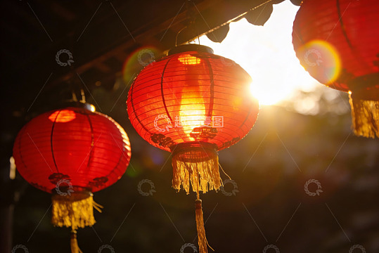 夕阳下的红灯笼光影