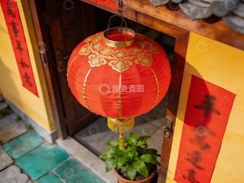 高清大图下载【趣麦麦图】红灯笼挂门旁喜庆氛围浓