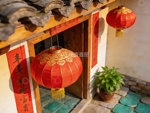 古建筑门前挂红灯笼