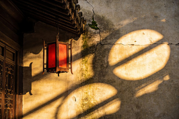 古建筑墙上的红灯笼光影