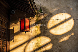 古建筑墙上的红灯笼光影