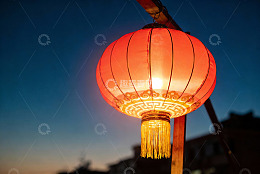 夜幕下的红色灯笼光影