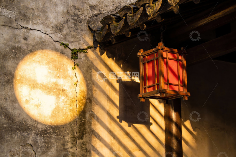 高清大图下载【趣麦麦图】古墙红灯笼光影交错