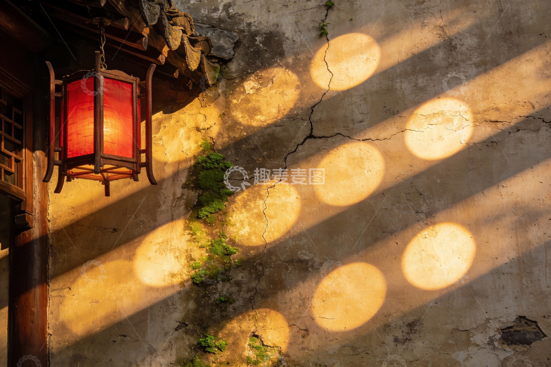高清大图下载【趣麦麦图】古墙光影红灯笼