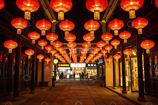 夜色古街红灯笼高挂