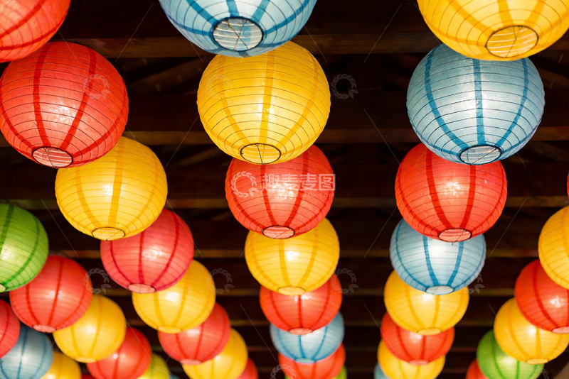 高清大图下载【趣麦麦图】多彩纸灯笼悬挂屋顶