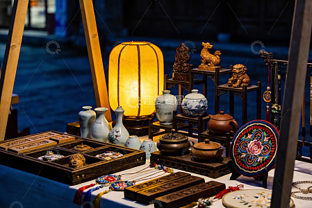 夜市摊位陈列各式传统工艺品