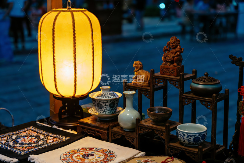 高清大图下载【趣麦麦图】夜市摊位上的中式灯笼与工艺品