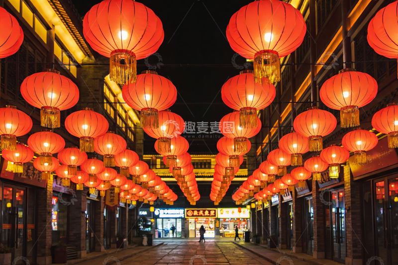 高清大图下载【趣麦麦图】夜街红灯笼高挂行人漫步