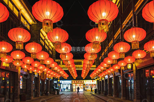 夜街红灯笼高挂行人漫步