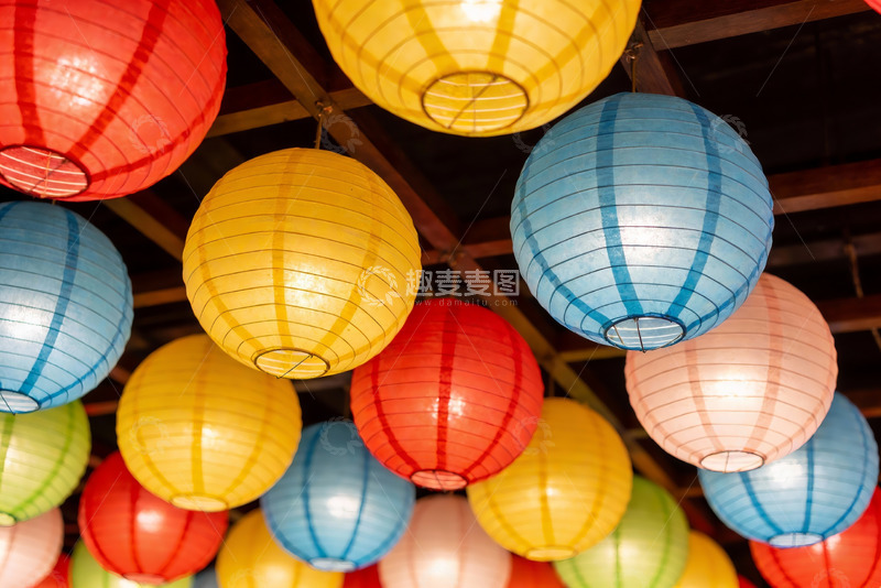 高清大图下载【趣麦麦图】多彩纸灯笼悬挂天花板