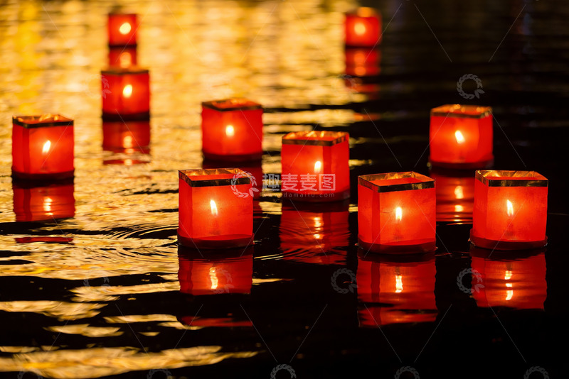 高清大图下载【趣麦麦图】水中漂浮的红色烛光夜景