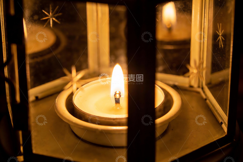 高清大图下载【趣麦麦图】温暖烛光映照下的星形灯罩