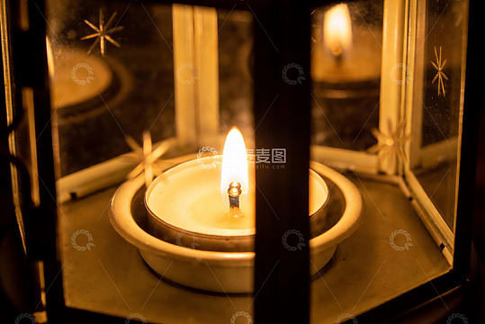 温暖烛光映照下的星形灯罩