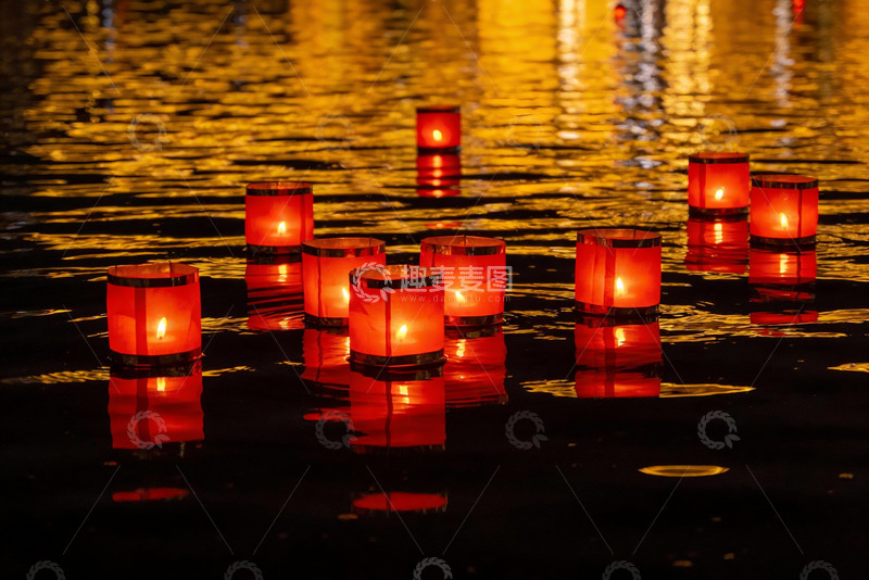 高清大图下载【趣麦麦图】夜色中水面漂浮的红色烛光