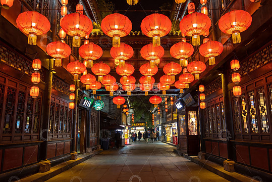 夜游古街红灯笼高挂