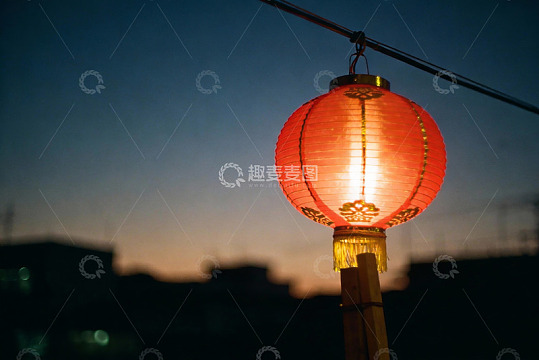 夜幕下的红色灯笼光影