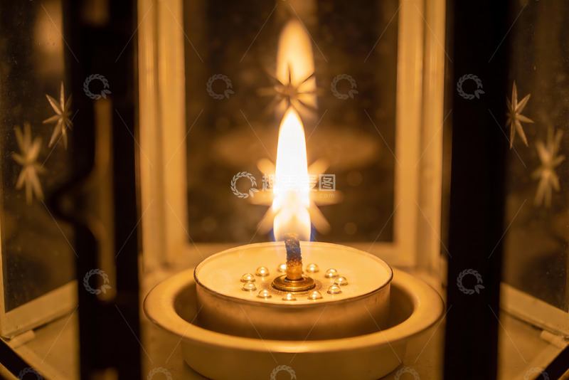 高清大图下载【趣麦麦图】温暖烛光映衬窗花