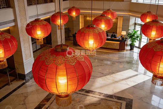 大厅悬挂红灯笼装饰场景