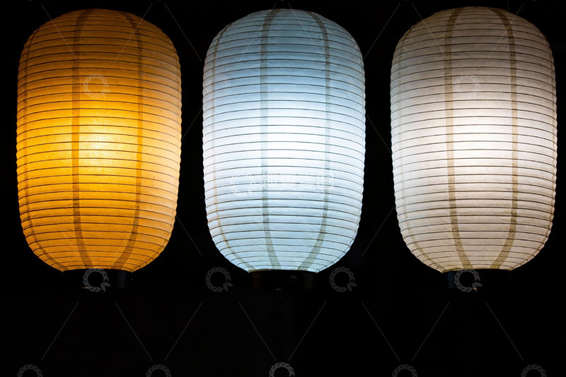 高清大图下载【趣麦麦图】三盏纸灯笼光影对比