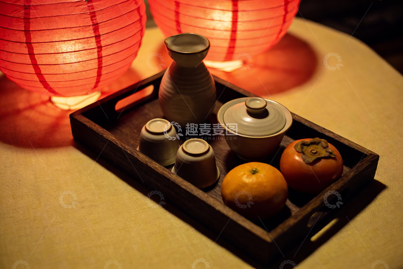 高清大图下载【趣麦麦图】暖光灯笼下的茶果摆盘