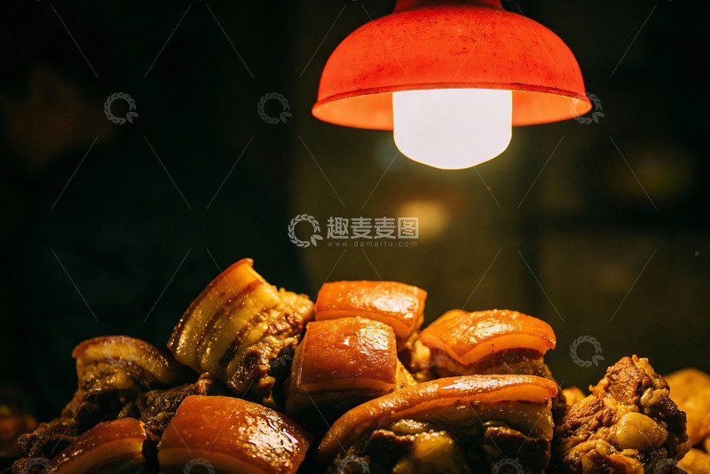 高清大图下载【趣麦麦图】红灯下诱人五花肉