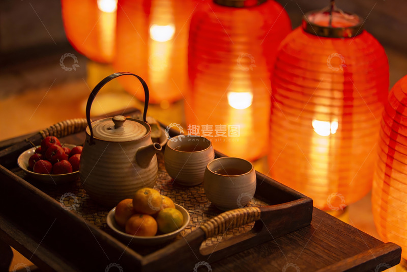 高清大图下载【趣麦麦图】暖光灯笼下的茶点摆盘