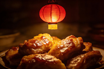 红灯笼下美味烤翅诱人