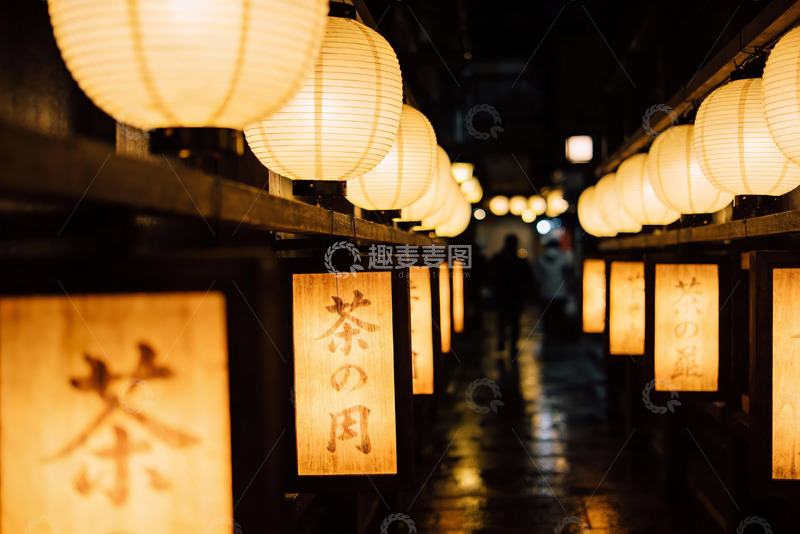 高清大图下载【趣麦麦图】夜巷灯笼映照古韵街景