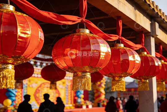 红灯笼高挂迎新春