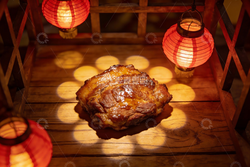 高清大图下载【趣麦麦图】红灯笼下木桌上的卤肉