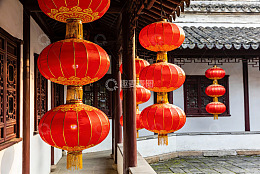 古建筑庭院红灯笼高挂