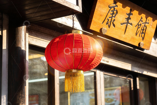 红灯笼映衬古色店铺招牌