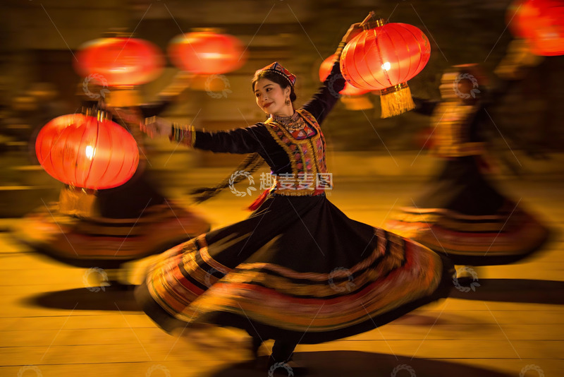 高清大图下载【趣麦麦图】舞者手持红灯笼表演