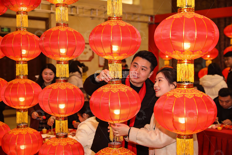 高清大图下载【趣麦麦图】新年庆典红灯笼前的欢乐合影